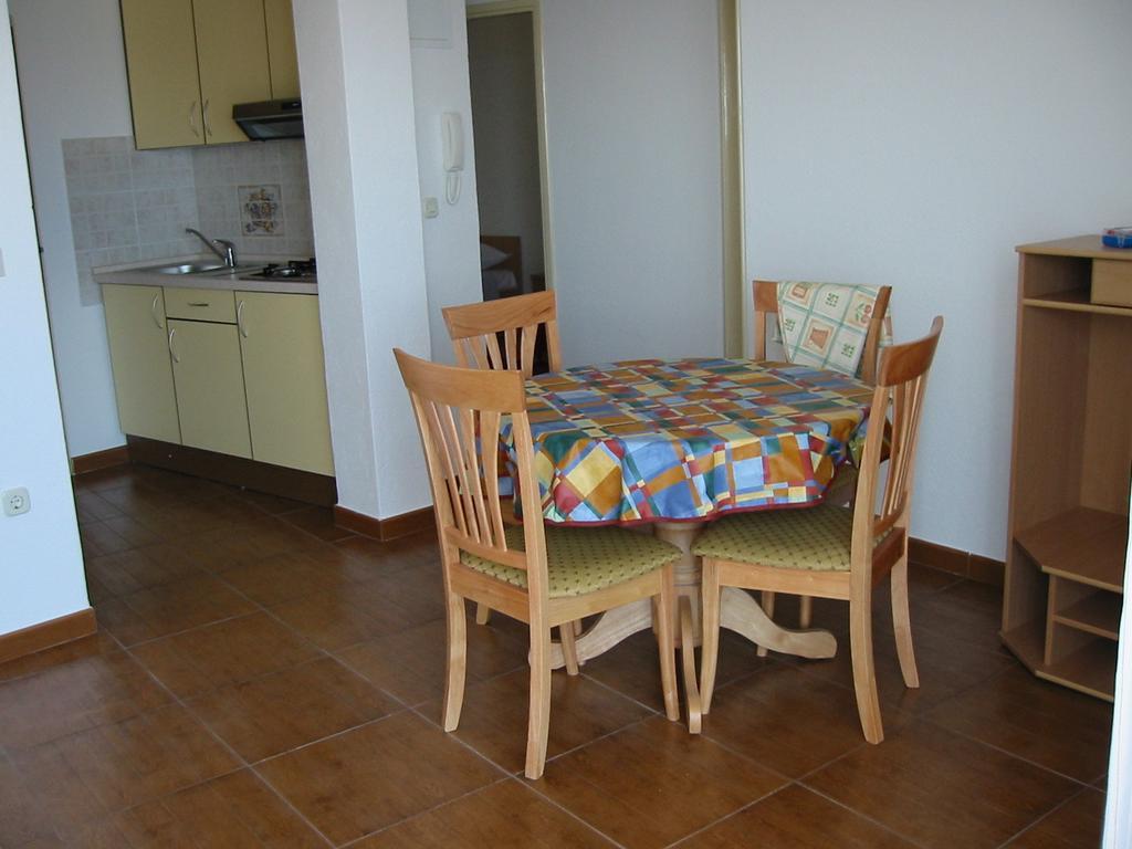 Apartments Waterfront Ivan 포드고라 객실 사진